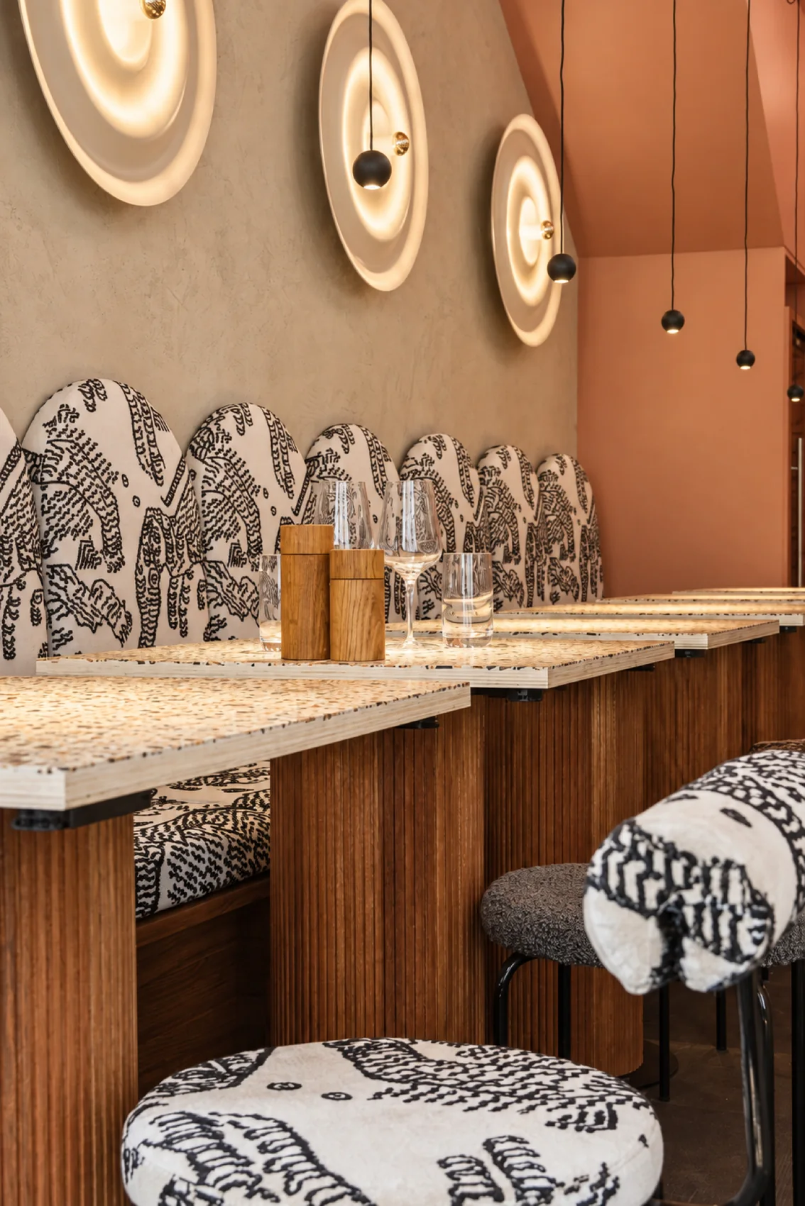 Restaurant Saint-André — banquettes, terrazzo et comptoir bois